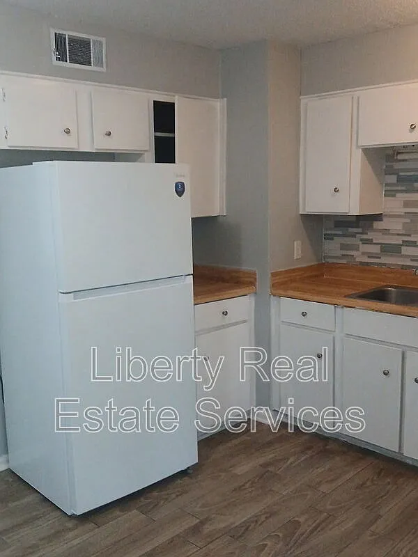 910 Berkshire Ter — Photo 3