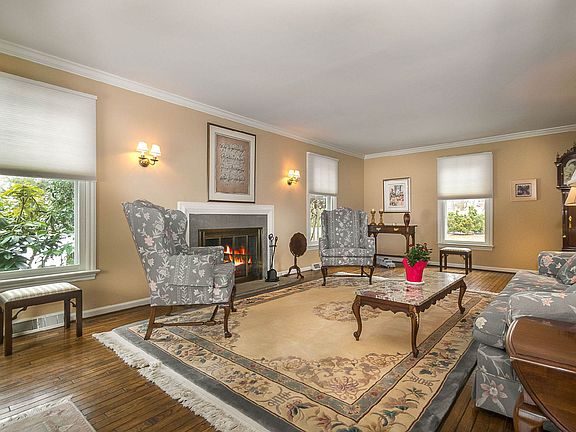 421 Dorset Rd Devon Living Room