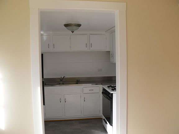 3rd image of 1952 42nd St #H