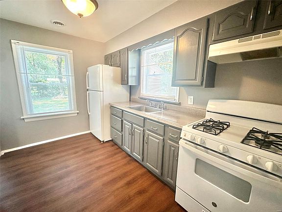 3rd image of 614 Graf Ave