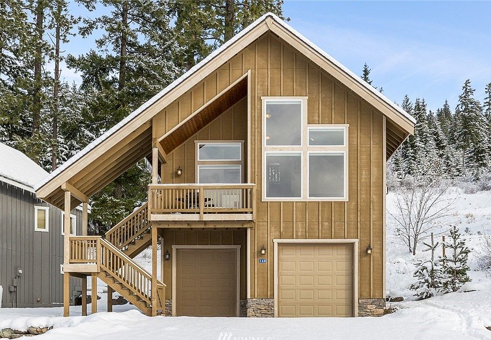 Immaculate, fully furnished, one owner home in desirable Roslyn Ridge!