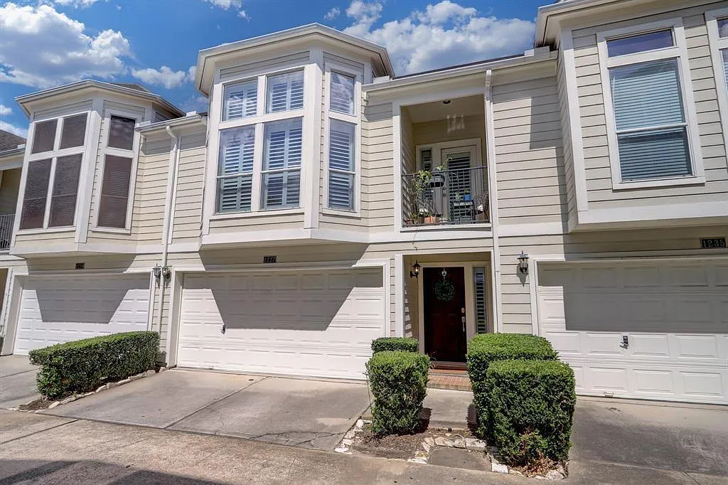 3 bed, 3.0 bath, 2118 sqft, $3,000 — Photo 1