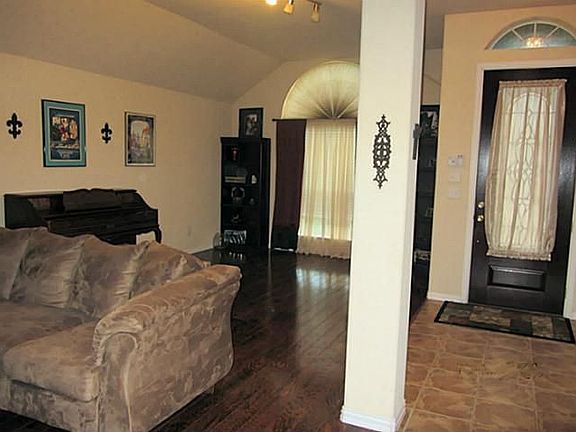 2nd image of 207 Lariat Dr