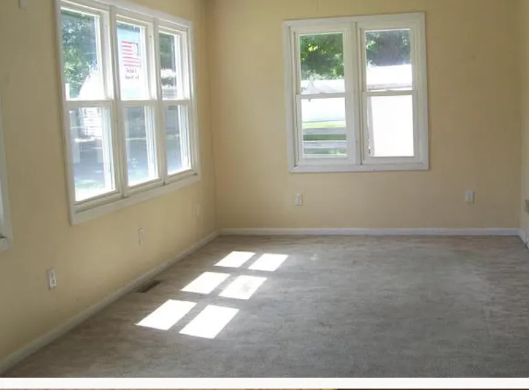 68 Lilac Ln — Photo 3