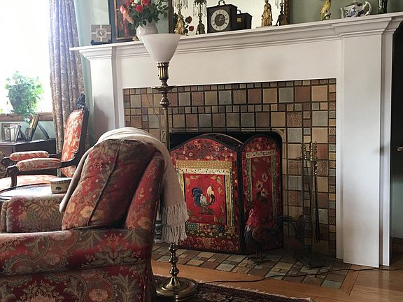 Wood burning fireplace in Living Room (it works!)