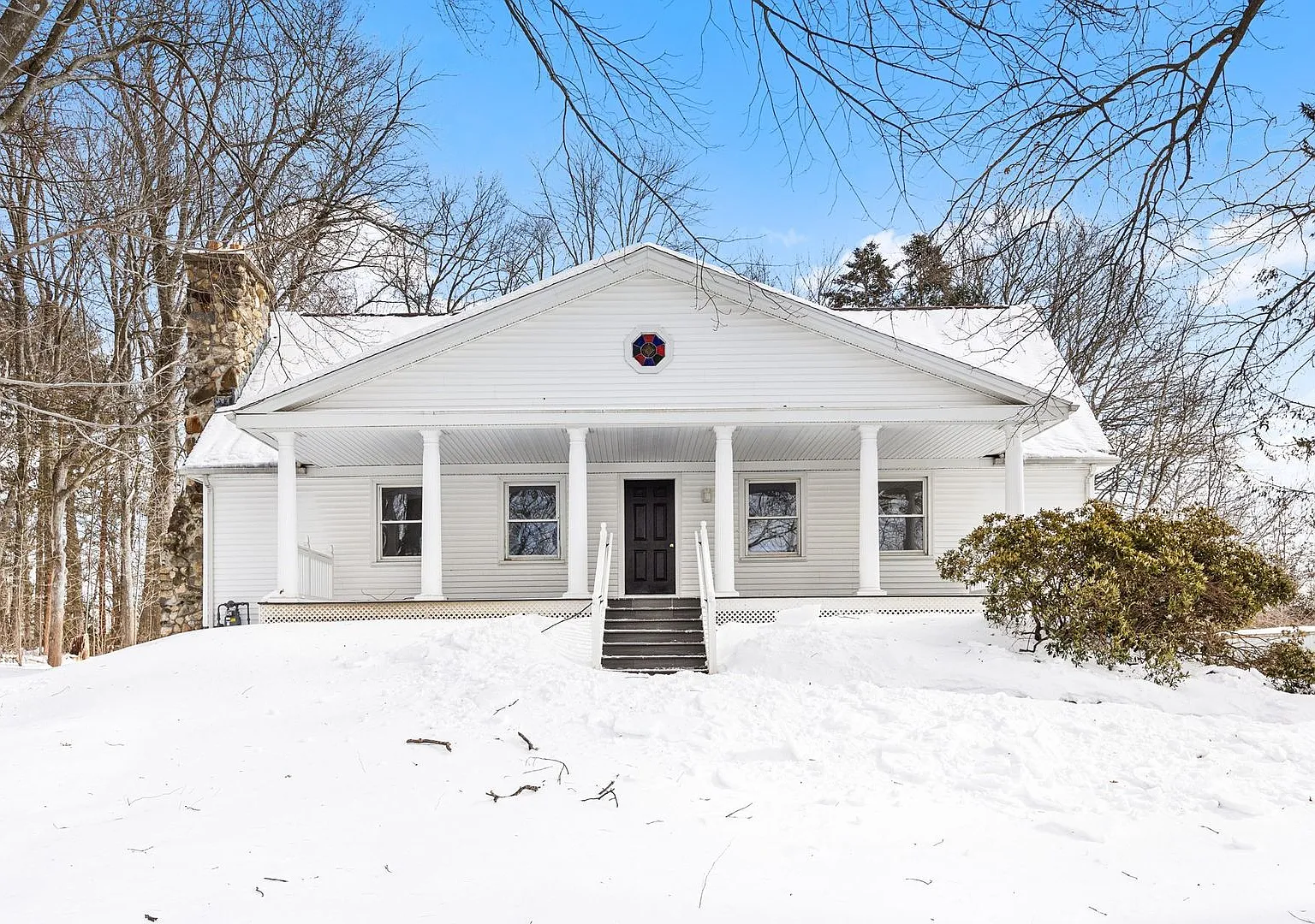 Renovated 6 Bedroom House in Hadley Perfect for Groups! — Photo 2