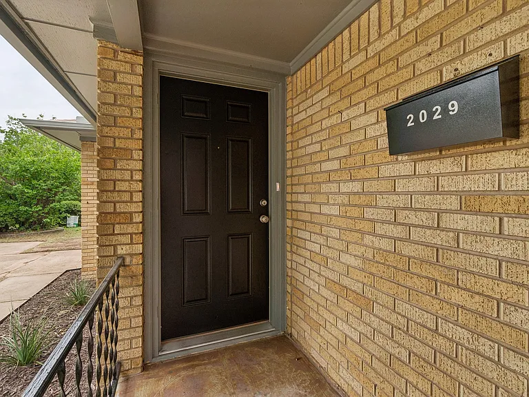 2029 Andover Ct — Photo 4