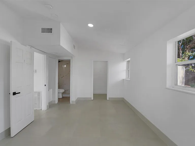 812 NE 4th Ave — Photo 2