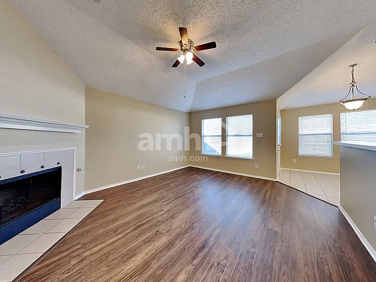 1024 Halifax Ln — Photo 6
