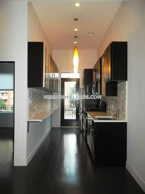 4 bed, 1140 sqft, $7,700 — Photo 2