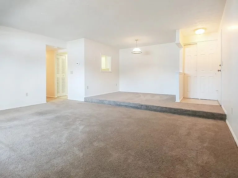 Windsor Gardens Apartments — Photo 31