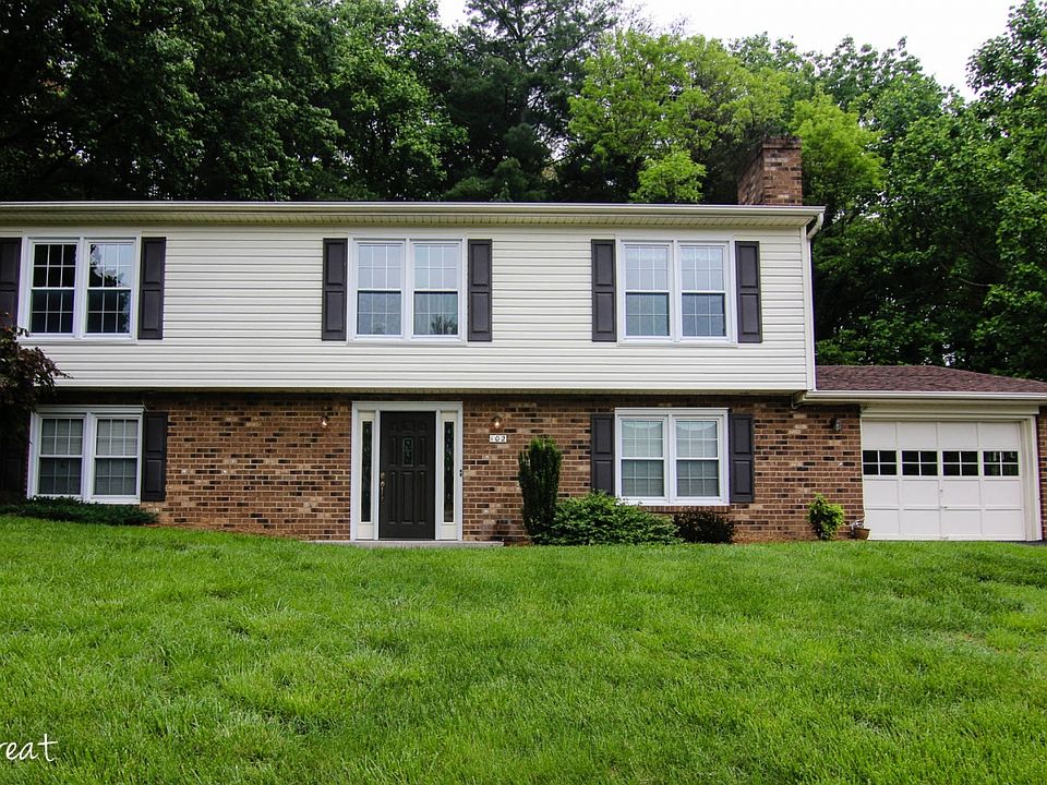 For Sale: 102   NIBLICK CIR, SALEM, VIRGINIA 24153