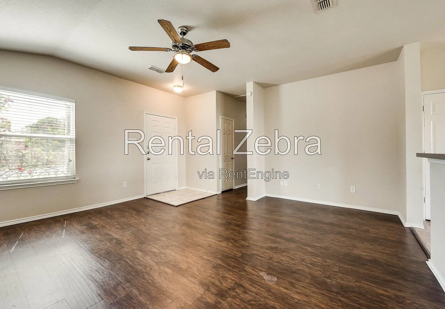 3 bed, 2.0 bath, 1425 sqft, $2,000 — Photo 2