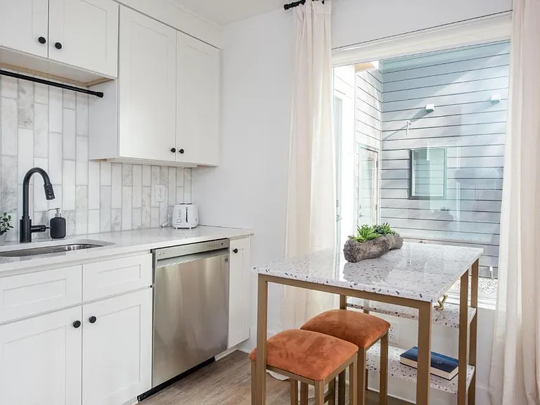 542 Boulevard Pl NE #D — Photo 11