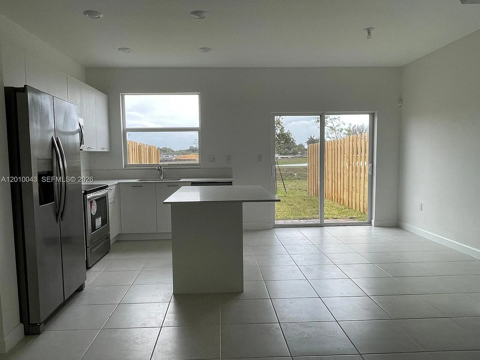 3 bed, 3.0 bath, 1328 sqft, $3,200 — Photo 2