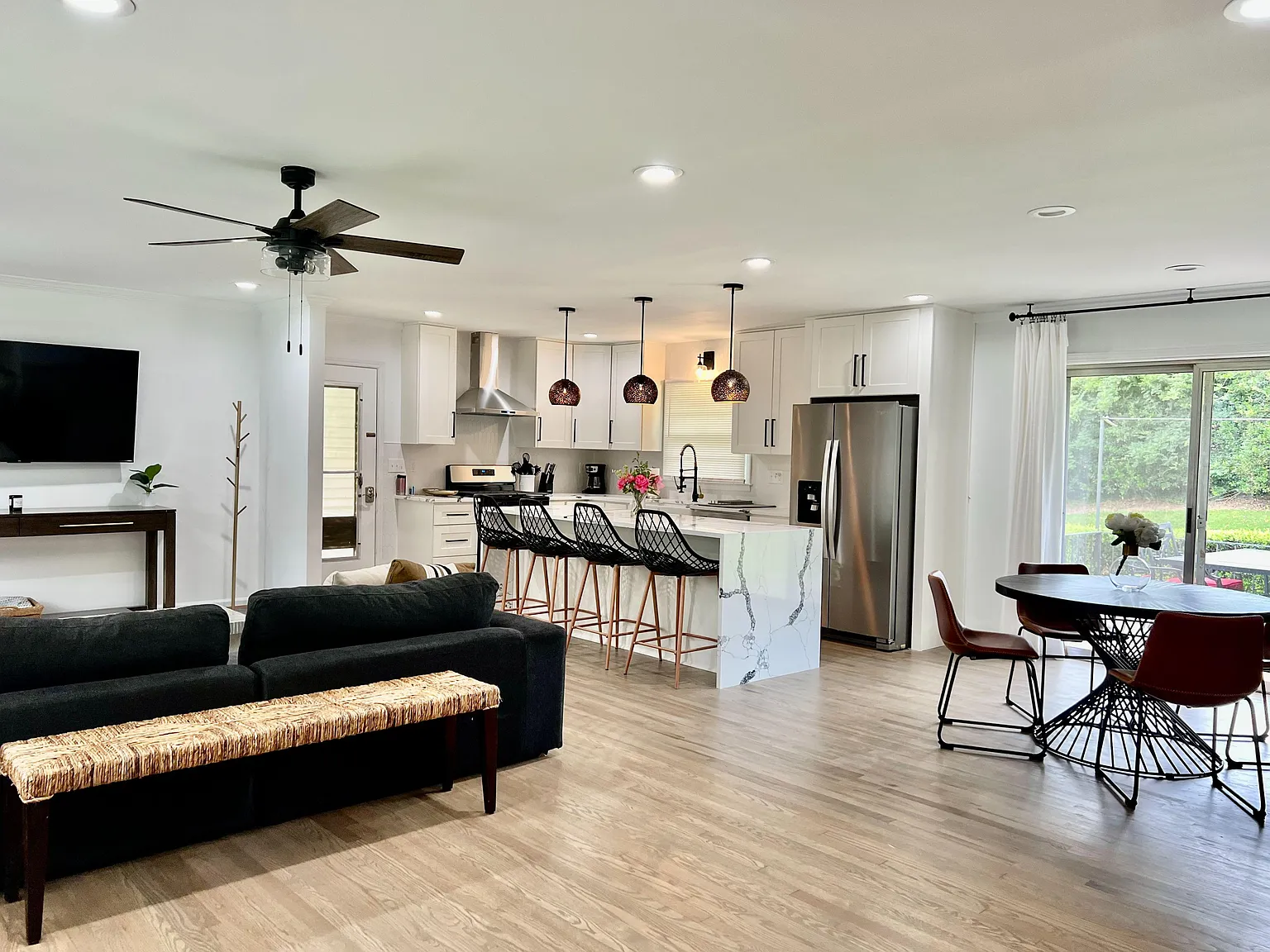 3 bed, 2.0 bath, 1465 sqft, $1,590 — Photo 3