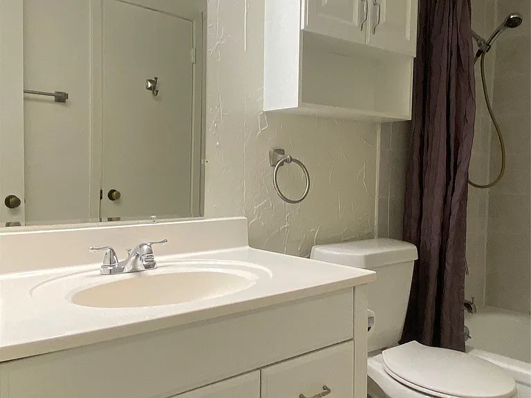 Top Floor full bathroom.