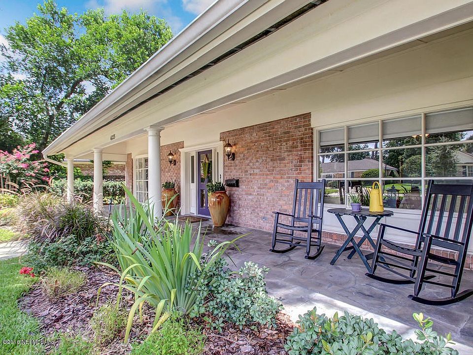 Front porch, perfect for rocking chairs
