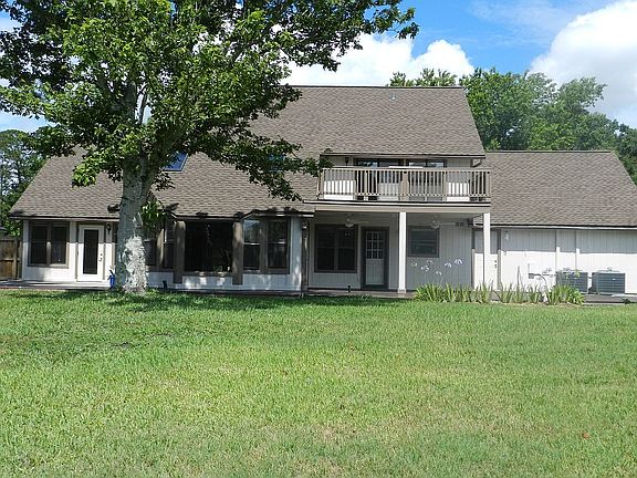 90' lower, 16' upper deck...