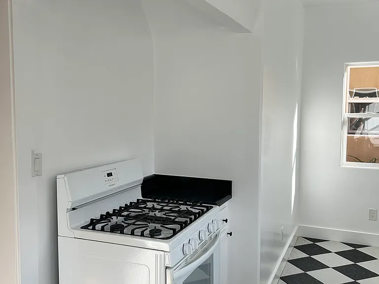 1335 N Harvard Blvd #1331-1/2 — Photo 9