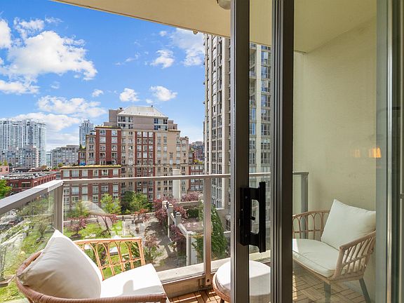 5th image of 1225 Richards St #904