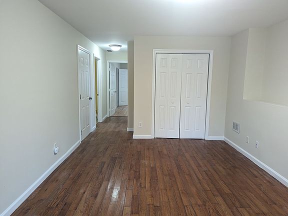 4th image of 33 Hallock St
