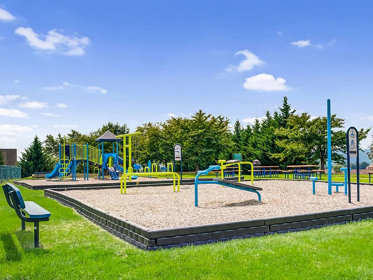 Emerald Pointe Townhomes — Photo 22