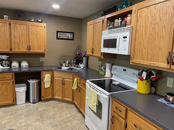 3rd image of 819 Brown St