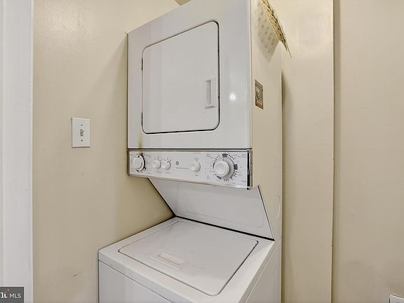 5th image of 1353 C St SE