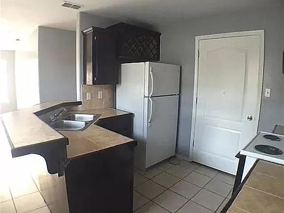 5th image of 708 W Bronze Dr