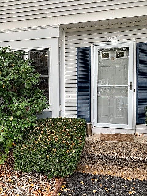 1st image of 901 Williamsburg Dr