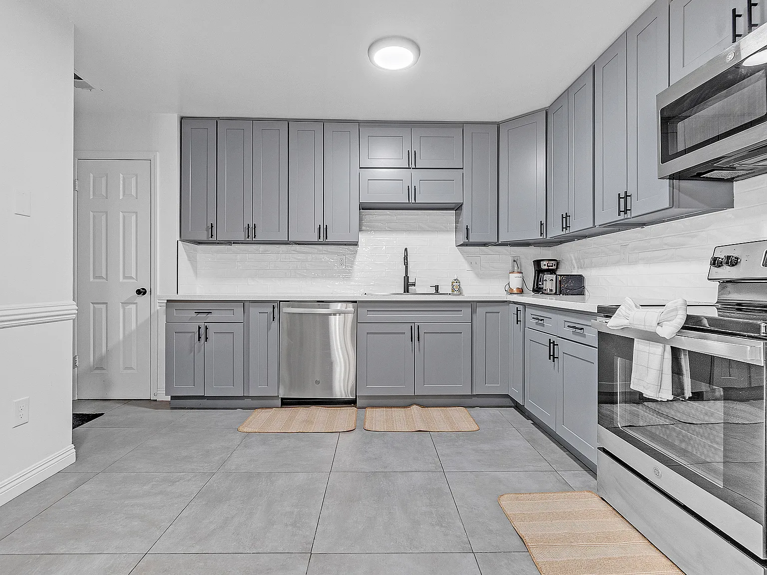 5 bed, 2700 sqft, $6,495 — Photo 3