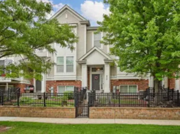 475 Plaza Pl, Aurora, IL 60504