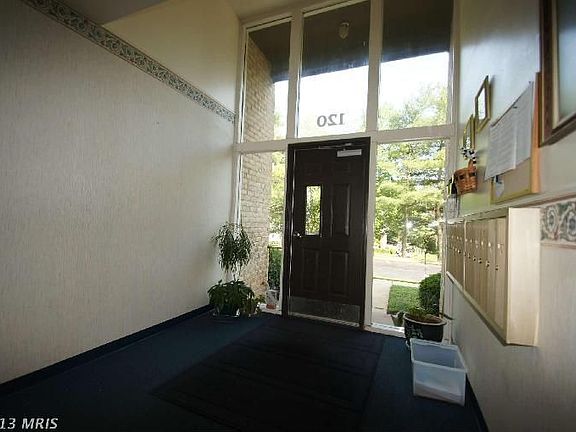 3rd image of 120 Royal Oak Dr APT A
