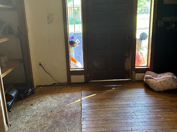 3rd image of 321 W 4th St
