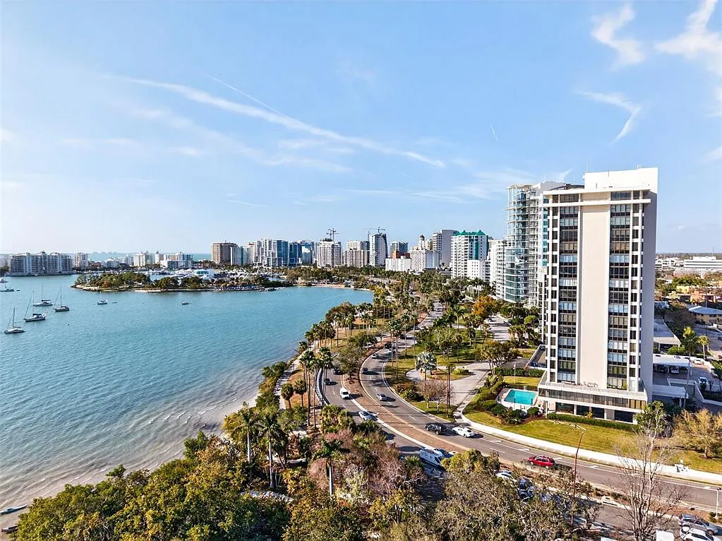 2 bed, 2.0 bath, 1584 sqft, $6,600 — Photo 4