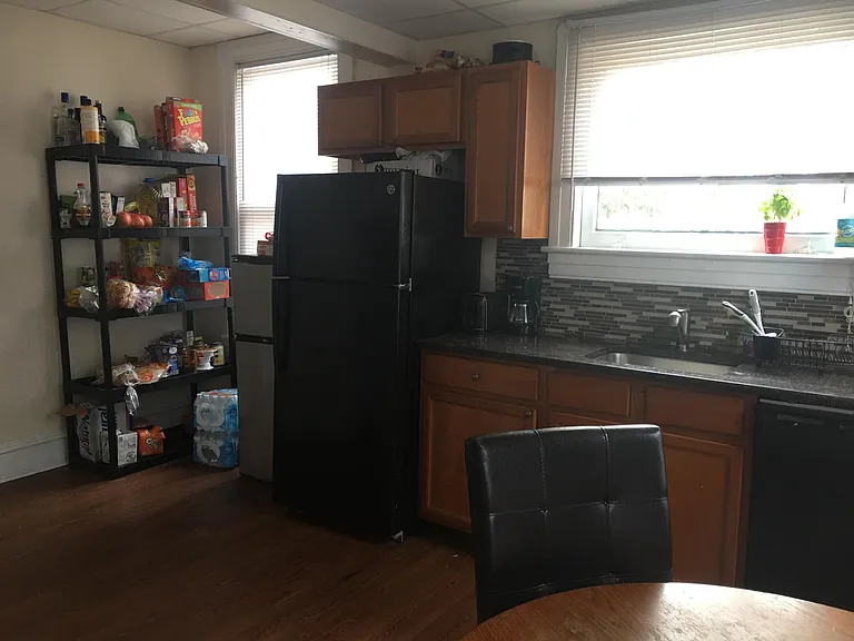146 E High St — Photo 4