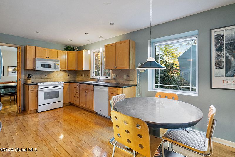 4th image of 16 Woodridge Road