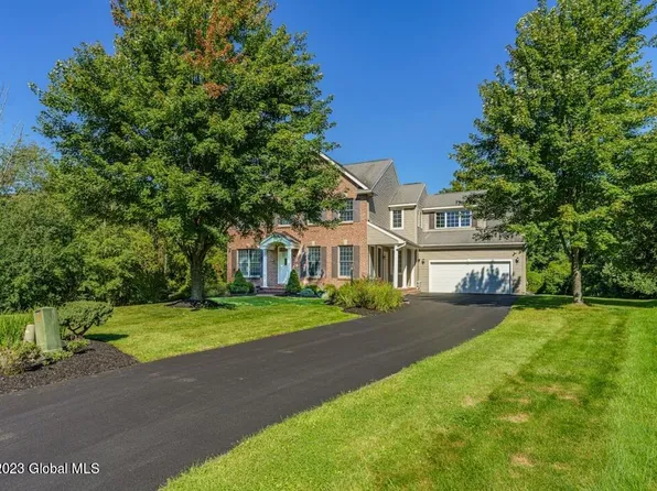 8 Wallbrook Court, Cohoes, NY 12047