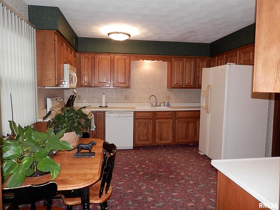 5th image of 1061 Woodbine Cir E