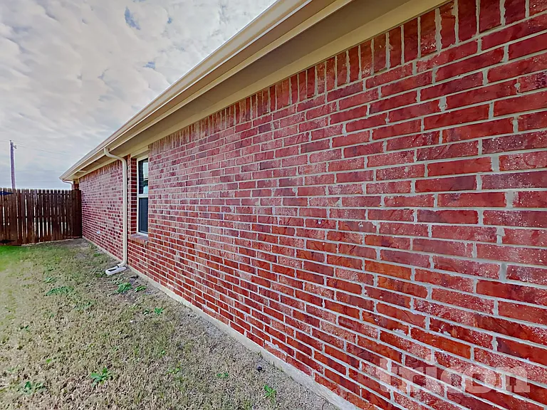 916 Roland Dr — Photo 14