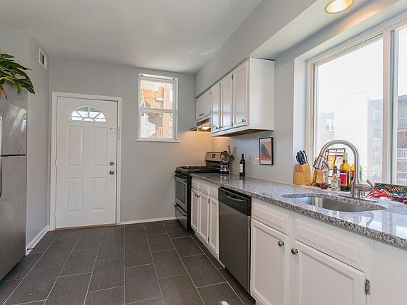 Kitchen (angle 1)