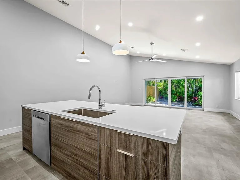 828 NE 17th Way — Photo 8