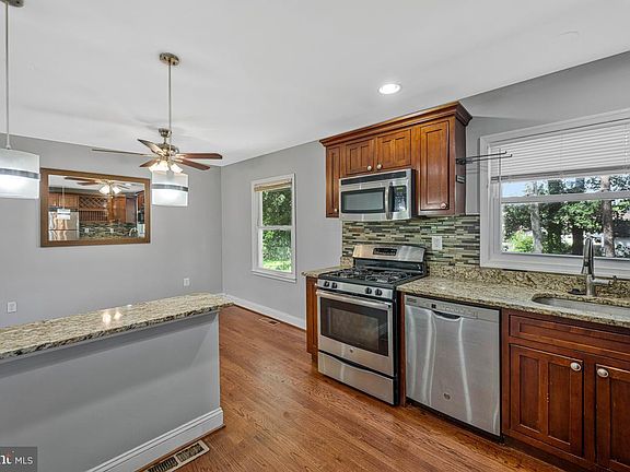 4th image of 409 University Dr