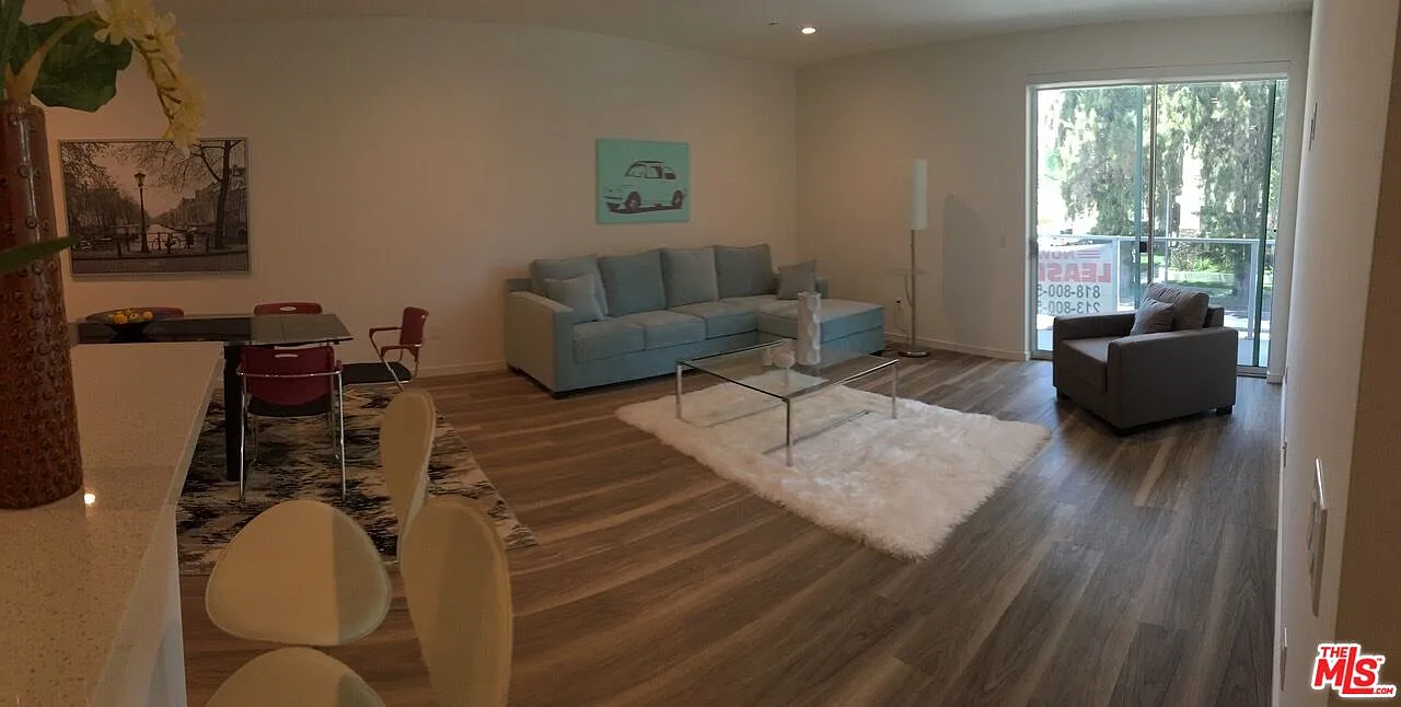 3 bed, 3.0 bath, 1360 sqft, $3,900 — Photo 4