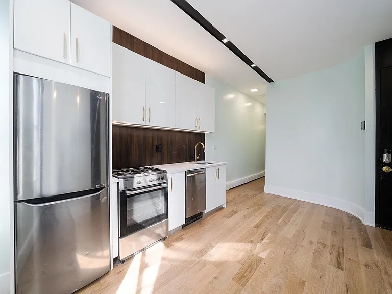 541 Newark Ave #3R — Photo 1