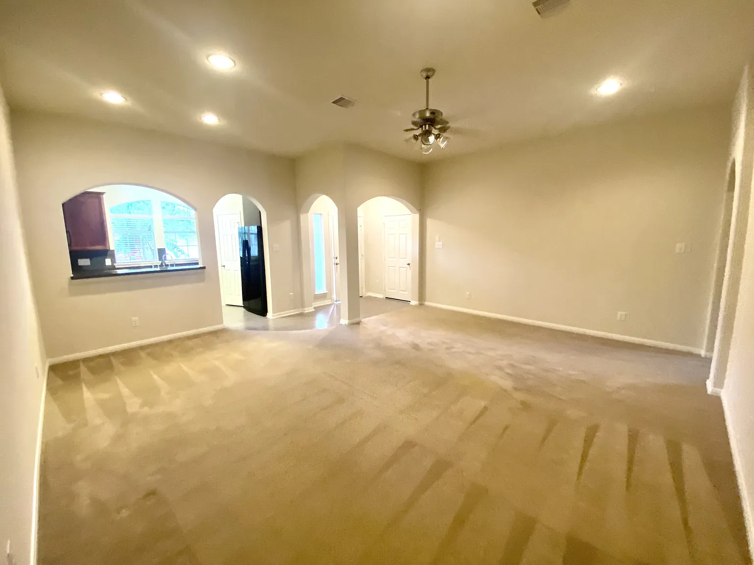 2/2 Pasadena, Open Floorpan, 2 Car garage, washer/ dryer/fridge included. — Photo 4