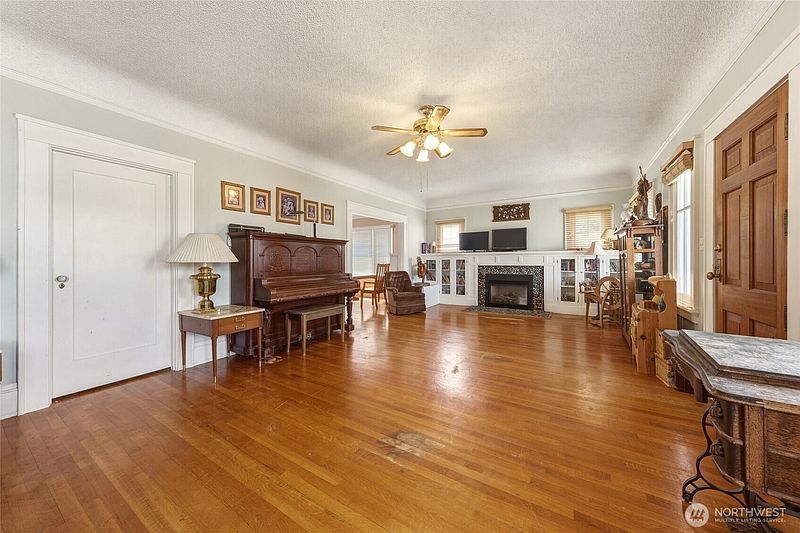 3rd image of 193 S Columbia Street
