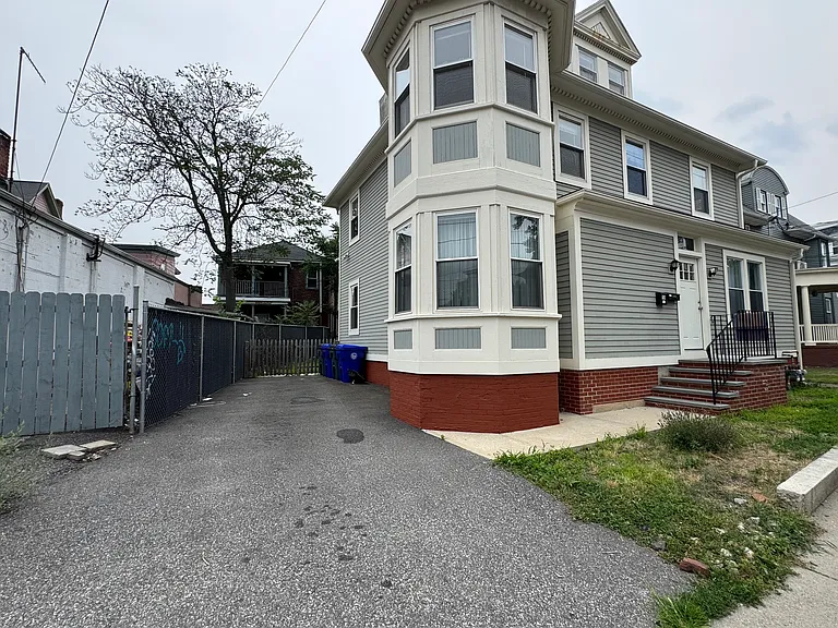 156 Vinton St — Photo 3