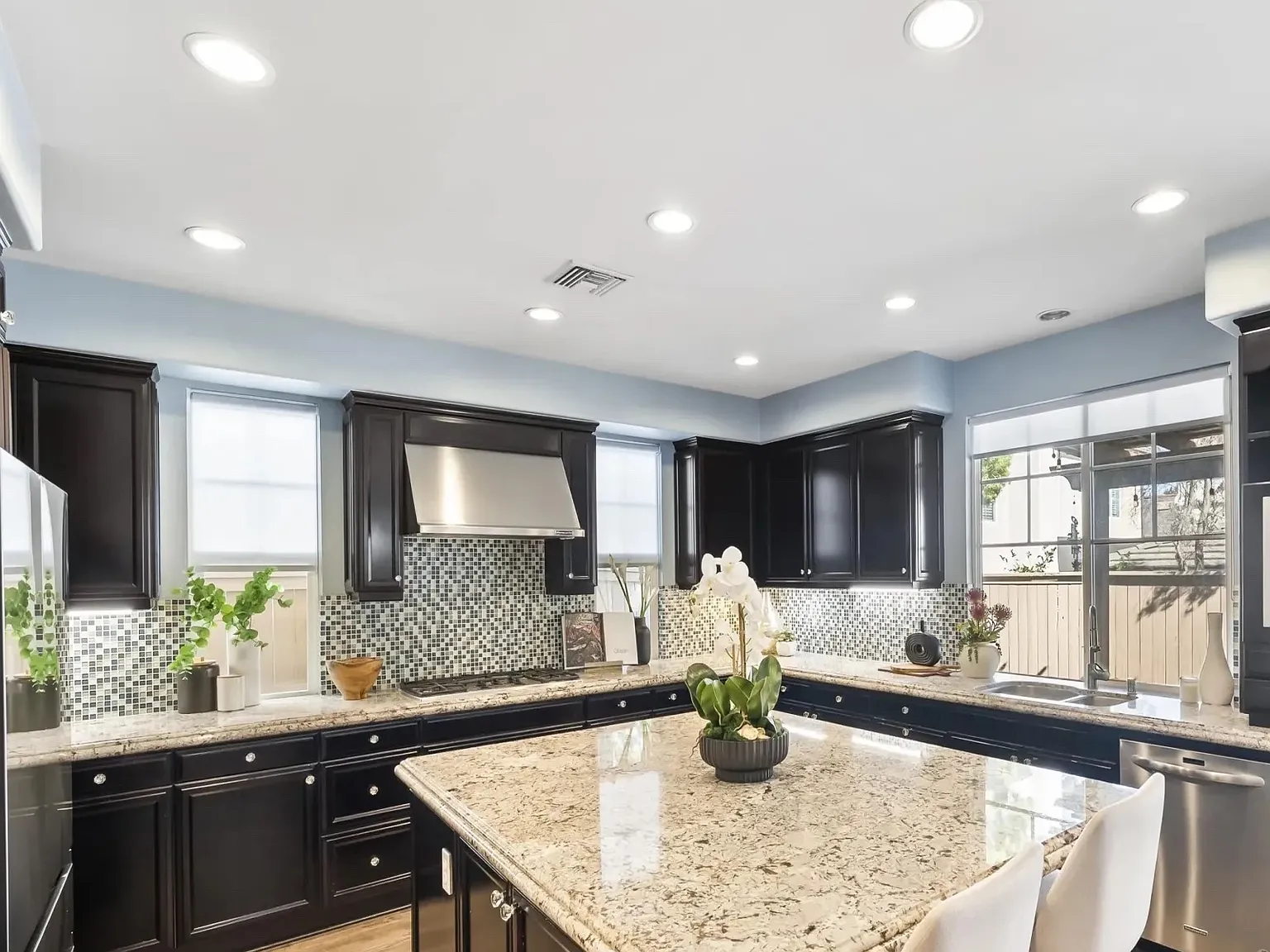 4 bed, 3.5 bath, 2861 sqft, $6,748 — Photo 2